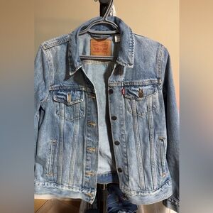 Women’s Levi’s Light Wash Denim Trucker Jacket